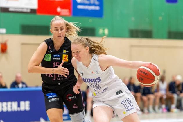 Greta Kröger (Wings Leverkusen,No.13) gegen Monika Jasnowska (Saarlouis Royals,No.15) DEU, Leverkusen, 01.11.2024 Basketball, Toyota 1. Damen-Basketball-Bundesliga, Saison 2024 2025, 6. Spieltag, Wings Leverkusen - Saarlouis Royals Werner-Heisenberg-Halle NRW Germany
