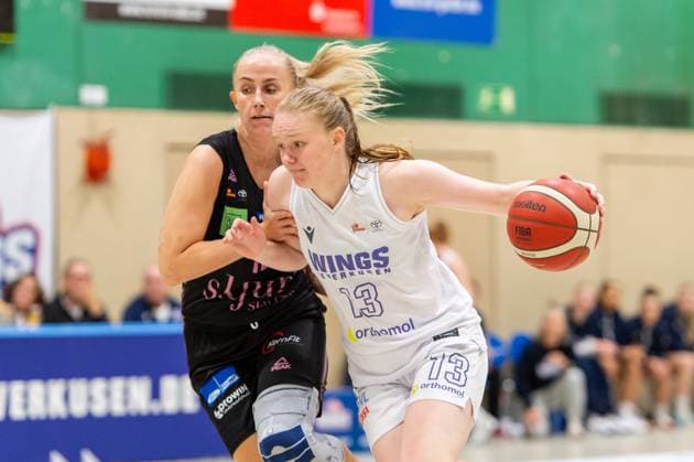 Greta Kröger (Wings Leverkusen,No.13) am Ball gegen Monika Jasnowska (Saarlouis Royals,No.15) DEU, Leverkusen, 01.11.2024 Basketball, Toyota 1. Damen-Basketball-Bundesliga, Saison 2024 2025, 6. Spieltag, Wings Leverkusen - Saarlouis Royals Werner-Heisenberg-Halle NRW Germany