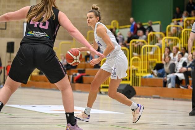 1. Damen Basketball Bundesliga: Orthomol WINGS Leverkusen vs. Saarlouis Royals, 01.11.2024 Cassidy Mihalko (Orthomol WINGS Leverkusen 2), 1. Damen Basketball Bundesliga: Orthomol WINGS Leverkusen vs. Saarlouis Royals am 01.11.2024 in der Sporthalle Werner-Heisenberg-Gymnasium in Opladen (Nordrhein-Westfalen) Copyright: xBEAUTIFULxSPORTS Mueller-Laschetx