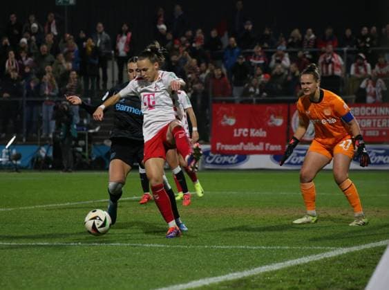 01.11.2024, xgrfx, Fussball Google Pixel Frauen-Bundesliga, 1.FC Köln - Bayer 04 Leverkusen emspor, v.l. Dora Zeller (1.FC Köln) (DFL DFB REGULATIONS PROHIBIT ANY USE OF PHOTOGRAPHS as IMAGE SEQUENCES and or QUASI-VIDEO) Köln