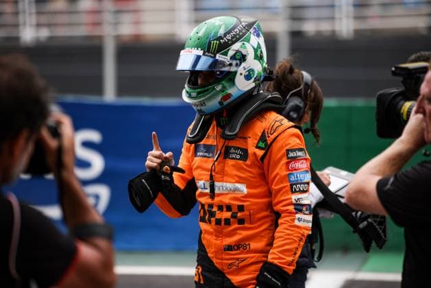 PIASTRI Oscar (aus), McLaren F1 Team MCL38, portrait celebrates sprint quali pole position during the Formula 1 Grande Premio de Sao Paulo 2024, 21th round of the 2024 Formula One World Championship, WM, Weltmeisterschaft from November 1 to 3, 2024 on the Interlagos Circuit, in Sao Paulo, Brazil - F1 - SAO PAULO GRAND PRIX 2024 DPPI Panoramic  241101_R21_BRASILE_DP_XB5_0198