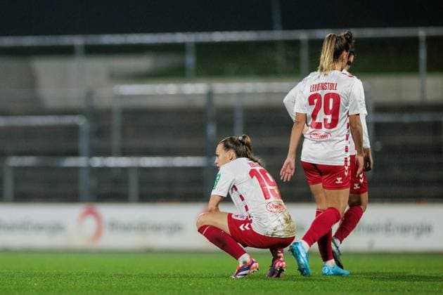 Google Pixel Frauen-Bundesliga, 1. FC Köln - Bayer 04 Leverkusen; 01.11.2024 Dora Zeller (1. FC Köln, 19) frustriert in der Hocke nach der Niederlage Google Pixel Frauen-Bundesliga, 1. FC Köln - Bayer 04 Leverkusen, Köln, Franz-Kremer-Stadion DFB REGULATIONS PROHIBIT ANY USE OF PHOTOGRAPHS AS IMAGE SEQUENCES AND OR QUASI-VIDEO. Copyright: xBEAUTIFULxSPORTS Wunderlx