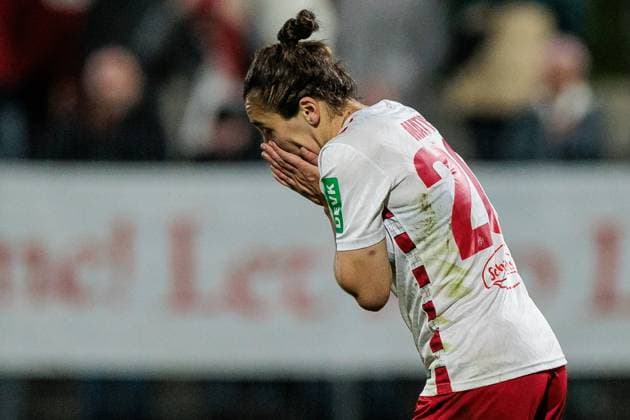 Google Pixel Frauen-Bundesliga, 1. FC Köln - Bayer 04 Leverkusen; 01.11.2024 Sylwia Matysik (1. FC Köln, 20) schlägt nach verpasster Chance frustriert die Hände vor das Gesicht Google Pixel Frauen-Bundesliga, 1. FC Köln - Bayer 04 Leverkusen, Köln, Franz-Kremer-Stadion DFB REGULATIONS PROHIBIT ANY USE OF PHOTOGRAPHS AS IMAGE SEQUENCES AND OR QUASI-VIDEO. Copyright: xBEAUTIFULxSPORTS Wunderlx