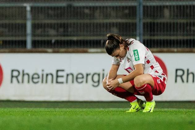 Google Pixel Frauen-Bundesliga, 1. FC Köln - Bayer 04 Leverkusen; 01.11.2024 Martyna Wiankowska (1. FC Köln, 26) frustriert in der Hocke nach der Niederlage Google Pixel Frauen-Bundesliga, 1. FC Köln - Bayer 04 Leverkusen, Köln, Franz-Kremer-Stadion DFB REGULATIONS PROHIBIT ANY USE OF PHOTOGRAPHS AS IMAGE SEQUENCES AND OR QUASI-VIDEO. Copyright: xBEAUTIFULxSPORTS Wunderlx
