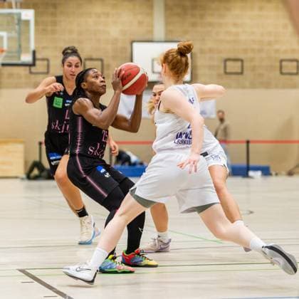 Martha Burse (Saarlouis Royals,No.25) in Aktion gegen Lea Wolff (Wings Leverkusen,No.07) und Ligita Tamutyte (Wings Leverkusen,No.05) DEU, Leverkusen, 01.11.2024 Basketball, Toyota 1. Damen-Basketball-Bundesliga, Saison 2024 2025, 6. Spieltag, Wings Leverkusen - Saarlouis Royals