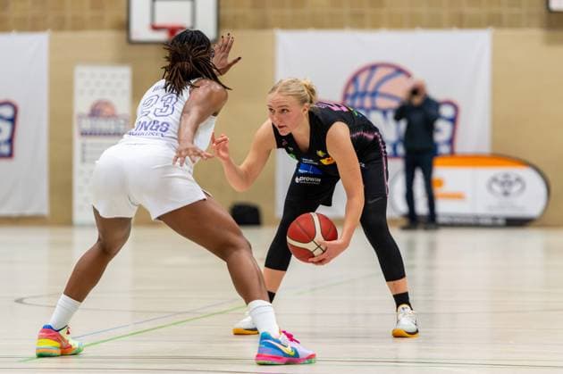 Jessika Schiffer (Saarlouis Royals,No.55) gegen Trudy Walker (Wings Leverkusen,No.23) DEU, Leverkusen, 01.11.2024 Basketball, Toyota 1. Damen-Basketball-Bundesliga, Saison 2024 2025, 6. Spieltag, Wings Leverkusen - Saarlouis Royals