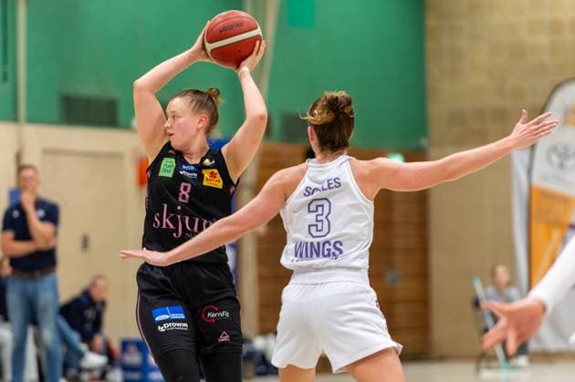 Roosa Lehtoranta (Saarlouis Royals,No.08) sucht eine Anspielstation DEU, Leverkusen, 01.11.2024 Basketball, Toyota 1. Damen-Basketball-Bundesliga, Saison 2024 2025, 6. Spieltag, Wings Leverkusen - Saarlouis Royals