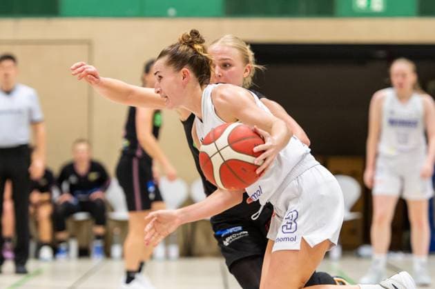 Nicole Scales (Wings Leverkusen,No.03) in Aktion gegen Jessika Schiffer (Saarlouis Royals,No.55) DEU, Leverkusen, 01.11.2024 Basketball, Toyota 1. Damen-Basketball-Bundesliga, Saison 2024 2025, 6. Spieltag, Wings Leverkusen - Saarlouis Royals