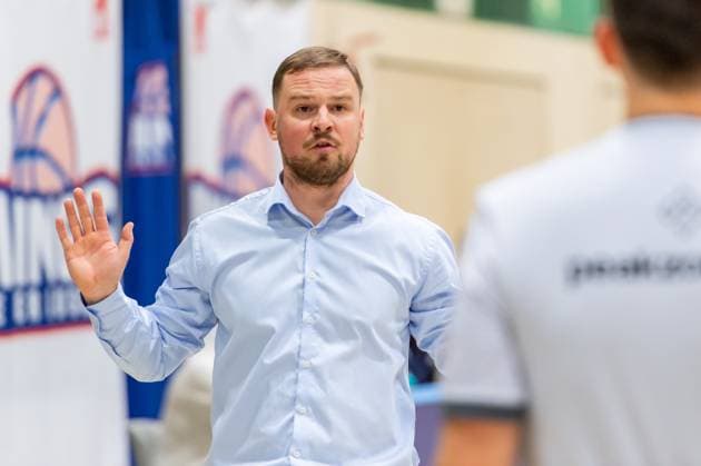 Matiss Rozlapa (Saarlouis Royals,Trainer) ist unzufrieden mit den Schiedsrichterentscheidungen DEU, Leverkusen, 01.11.2024 Basketball, Toyota 1. Damen-Basketball-Bundesliga, Saison 2024 2025, 6. Spieltag, Wings Leverkusen - Saarlouis Royals