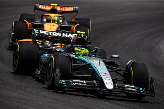 01.11.2024, Autodromo Jose Carlos Pace, Interlagos, FORMULA 1 LENOVO GRANDE PREMIO DE SAO PAULO 2024 , im Bild Lewis Hamilton (GBR), Mercedes-AMG Petronas Formula One Team, Lando Norris (GBR), McLaren F1 Team (Photo by Hasan Bratic DeFodi Images) not used in POL SRB CRO FRA GBR NED ITA USA Defodi-506_20241101_hbr_0071