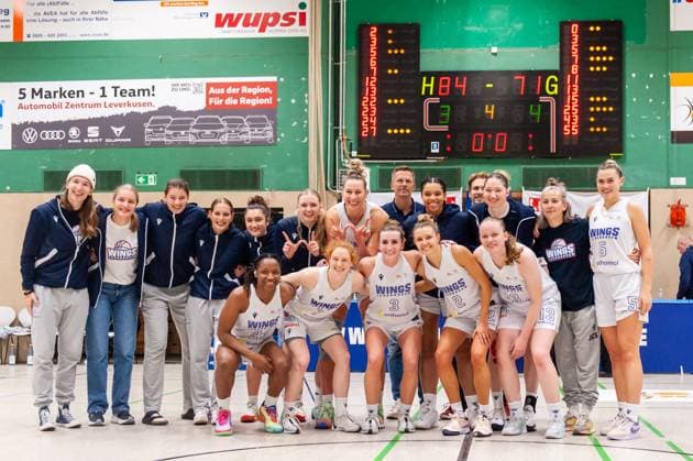 Siegerinnen nach dem Spiel. Das Team der Wings Leverkusen DEU, Leverkusen, 01.11.2024 Basketball, Toyota 1. Damen-Basketball-Bundesliga, Saison 2024 2025, 6. Spieltag, Wings Leverkusen - Saarlouis Royals Werner-Heisenberg-Halle NRW Germany