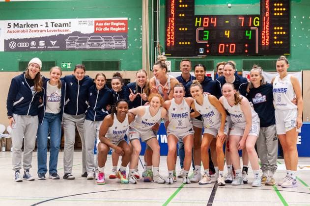 Siegerinnen nach dem Spiel. Das Team der Wings Leverkusen DEU, Leverkusen, 01.11.2024 Basketball, Toyota 1. Damen-Basketball-Bundesliga, Saison 2024 2025, 6. Spieltag, Wings Leverkusen - Saarlouis Royals Werner-Heisenberg-Halle NRW Germany