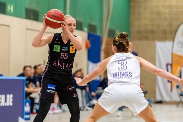 Jessika Schiffer (Saarlouis Royals,No.55) in Aktion gegen Nicole Scales (Wings Leverkusen,No.03) DEU, Leverkusen, 01.11.2024 Basketball, Toyota 1. Damen-Basketball-Bundesliga, Saison 2024 2025, 6. Spieltag, Wings Leverkusen - Saarlouis Royals Werner-Heisenberg-Halle NRW Germany
