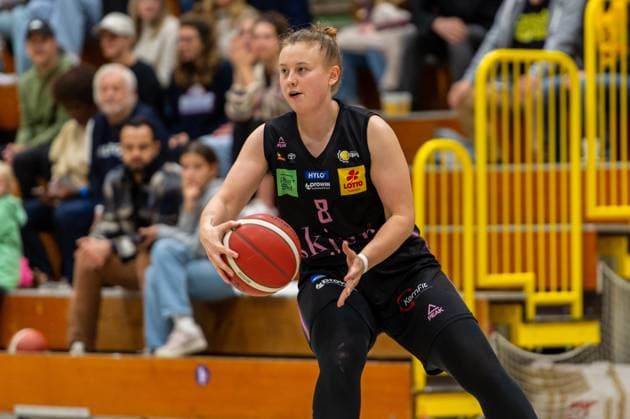 Roosa Lehtoranta (Saarlouis Royals,No.08) am Ball DEU, Leverkusen, 01.11.2024 Basketball, Toyota 1. Damen-Basketball-Bundesliga, Saison 2024 2025, 6. Spieltag, Wings Leverkusen - Saarlouis Royals Werner-Heisenberg-Halle NRW Germany