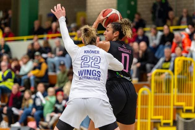 Taya Corosdale (Saarlouis Royals,No.00) am Ball gegen Amelie Körner (Wings Leverkusen,No.22) DEU, Leverkusen, 01.11.2024 Basketball, Toyota 1. Damen-Basketball-Bundesliga, Saison 2024 2025, 6. Spieltag, Wings Leverkusen - Saarlouis Royals Werner-Heisenberg-Halle NRW Germany