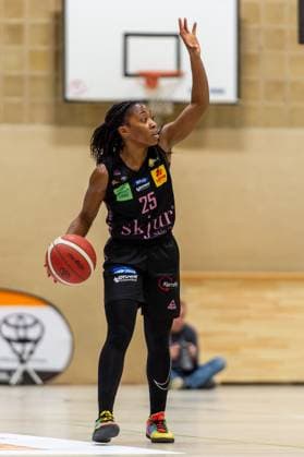 Spielaufbau durch Martha Burse (Saarlouis Royals,No.25) DEU, Leverkusen, 01.11.2024 Basketball, Toyota 1. Damen-Basketball-Bundesliga, Saison 2024 2025, 6. Spieltag, Wings Leverkusen - Saarlouis Royals Werner-Heisenberg-Halle NRW Germany