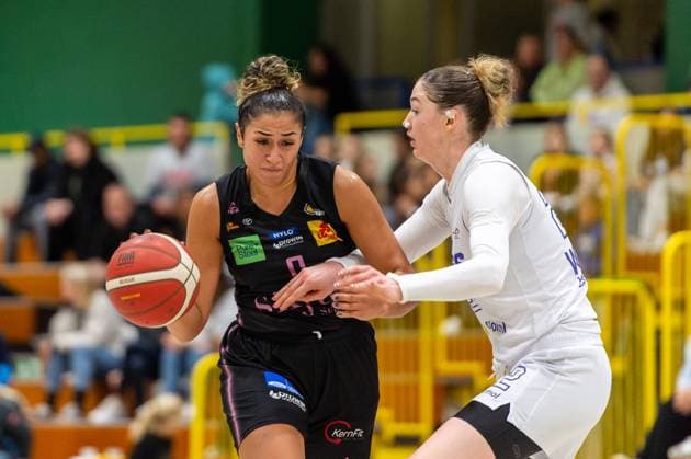 Taya Corosdale (Saarlouis Royals,No.00) in Aktion gegen Amelie Körner (Wings Leverkusen,No.22) DEU, Leverkusen, 01.11.2024 Basketball, Toyota 1. Damen-Basketball-Bundesliga, Saison 2024 2025, 6. Spieltag, Wings Leverkusen - Saarlouis Royals Werner-Heisenberg-Halle NRW Germany