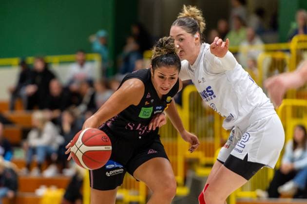 Taya Corosdale (Saarlouis Royals,No.00) in Aktion gegen Amelie Körner (Wings Leverkusen,No.22) DEU, Leverkusen, 01.11.2024 Basketball, Toyota 1. Damen-Basketball-Bundesliga, Saison 2024 2025, 6. Spieltag, Wings Leverkusen - Saarlouis Royals Werner-Heisenberg-Halle NRW Germany