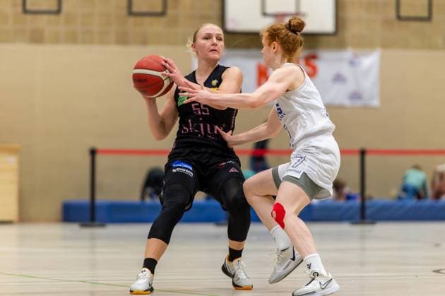 Jessika Schiffer (Saarlouis Royals,No.55) im Duell mit Lea Wolff (Wings Leverkusen,No.07) DEU, Leverkusen, 01.11.2024 Basketball, Toyota 1. Damen-Basketball-Bundesliga, Saison 2024 2025, 6. Spieltag, Wings Leverkusen - Saarlouis Royals Werner-Heisenberg-Halle NRW Germany