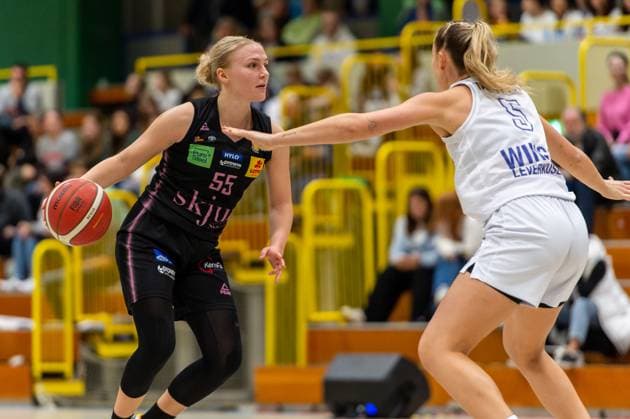Jessika Schiffer (Saarlouis Royals,No.55) am Ball gegen Ligita Tamutyte (Wings Leverkusen,No.05) DEU, Leverkusen, 01.11.2024 Basketball, Toyota 1. Damen-Basketball-Bundesliga, Saison 2024 2025, 6. Spieltag, Wings Leverkusen - Saarlouis Royals Werner-Heisenberg-Halle NRW Germany
