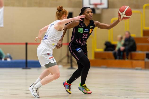 Martha Burse (Saarlouis Royals,No.25) in Aktion gegen Lea Wolff (Wings Leverkusen,No.07) DEU, Leverkusen, 01.11.2024 Basketball, Toyota 1. Damen-Basketball-Bundesliga, Saison 2024 2025, 6. Spieltag, Wings Leverkusen - Saarlouis Royals Werner-Heisenberg-Halle NRW Germany