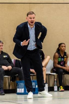 Matiss Rozlapa (Saarlouis Royals,Trainer) aufgeregt an der Seitenlinie DEU, Leverkusen, 01.11.2024 Basketball, Toyota 1. Damen-Basketball-Bundesliga, Saison 2024 2025, 6. Spieltag, Wings Leverkusen - Saarlouis Royals Werner-Heisenberg-Halle NRW Germany