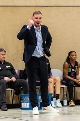 Matiss Rozlapa (Saarlouis Royals,Trainer) aufgeregt an der Seitenlinie DEU, Leverkusen, 01.11.2024 Basketball, Toyota 1. Damen-Basketball-Bundesliga, Saison 2024 2025, 6. Spieltag, Wings Leverkusen - Saarlouis Royals Werner-Heisenberg-Halle NRW Germany