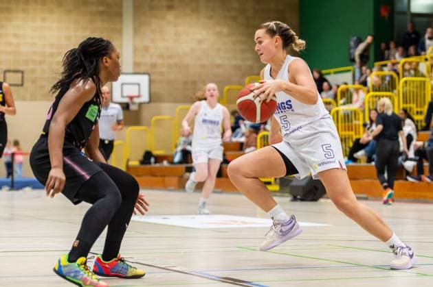 Ligita Tamutyte (Wings Leverkusen,No.05) am Ball gegen Martha Burse (Saarlouis Royals,No.25) DEU, Leverkusen, 01.11.2024 Basketball, Toyota 1. Damen-Basketball-Bundesliga, Saison 2024 2025, 6. Spieltag, Wings Leverkusen - Saarlouis Royals Werner-Heisenberg-Halle NRW Germany