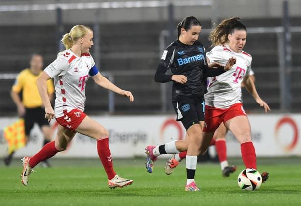 Fußball Google Pixel Frauen-Bundesliga Saison 2024 2025 8. Spieltag: 1. FC Köln - Bayer 04 Leverkusen am 01.11.2024 im Franz-Kremer-Stadion in Köln Anna Gerhardt ( 1. FC Köln ), links - Loreen Bender ( Bayer 04 Leverkusen ), mitte - Adriana Achcinska ( 1. FC Köln ), rechts DFB regulations prohibit any use of photographs as image sequences and or quasi-video. Nordrhein-Westfalen Deutschland