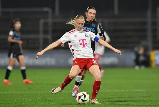 Fußball Google Pixel Frauen-Bundesliga Saison 2024 2025 8. Spieltag: 1. FC Köln - Bayer 04 Leverkusen am 01.11.2024 im Franz-Kremer-Stadion in Köln Anna Gerhardt ( 1. FC Köln ), vorne - Loreen Bender ( Bayer 04 Leverkusen ), hinten DFB regulations prohibit any use of photographs as image sequences and or quasi-video. Nordrhein-Westfalen Deutschland