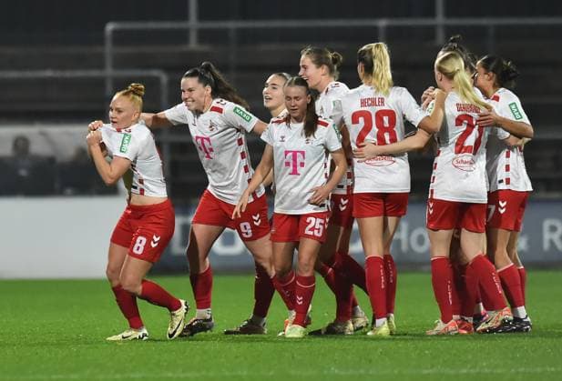 Fußball Google Pixel Frauen-Bundesliga Saison 2024 2025 8. Spieltag: 1. FC Köln - Bayer 04 Leverkusen am 01.11.2024 im Franz-Kremer-Stadion in Köln Laura Vogt ( 1. FC Köln ), links freut sich über das 1:1 DFB regulations prohibit any use of photographs as image sequences and or quasi-video. Nordrhein-Westfalen Deutschland