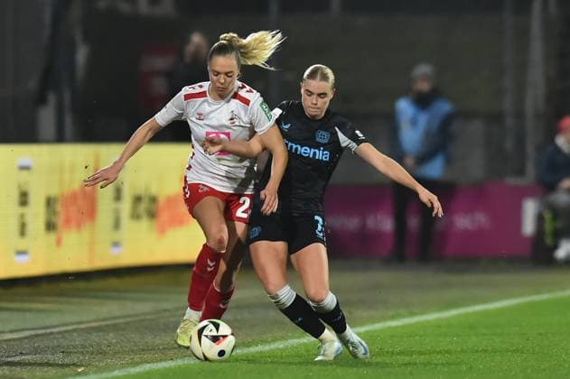 Fußball Google Pixel Frauen-Bundesliga Saison 2024 2025 8. Spieltag: 1. FC Köln - Bayer 04 Leverkusen am 01.11.2024 im Franz-Kremer-Stadion in Köln Janina Hechler ( 1. FC Köln ), links - Cornelia Kramer ( Bayer 04 Leverkusen ), rechts DFB regulations prohibit any use of photographs as image sequences and or quasi-video. Nordrhein-Westfalen Deutschland
