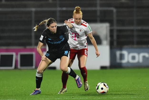 Fußball Google Pixel Frauen-Bundesliga Saison 2024 2025 8. Spieltag: 1. FC Köln - Bayer 04 Leverkusen am 01.11.2024 im Franz-Kremer-Stadion in Köln Caroline Victoria Kehrer ( Bayer 04 Leverkusen ), vorne - Laura Vogt ( 1. FC Köln ), hinten DFB regulations prohibit any use of photographs as image sequences and or quasi-video. Nordrhein-Westfalen Deutschland