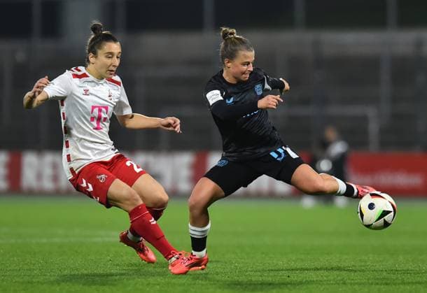 Fußball Google Pixel Frauen-Bundesliga Saison 2024 2025 8. Spieltag: 1. FC Köln - Bayer 04 Leverkusen am 01.11.2024 im Franz-Kremer-Stadion in Köln Sylwia Matysik ( 1. FC Köln ), links - Kristin Kögel ( Bayer 04 Leverkusen ), rechts DFB regulations prohibit any use of photographs as image sequences and or quasi-video. Nordrhein-Westfalen Deutschland