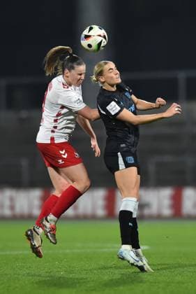 Fußball Google Pixel Frauen-Bundesliga Saison 2024 2025 8. Spieltag: 1. FC Köln - Bayer 04 Leverkusen am 01.11.2024 im Franz-Kremer-Stadion in Köln Adriana Achcinska ( 1. FC Köln ), links - Cornelia Kramer ( Bayer 04 Leverkusen ), rechts DFB regulations prohibit any use of photographs as image sequences and or quasi-video. Nordrhein-Westfalen Deutschland