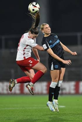 Fußball Google Pixel Frauen-Bundesliga Saison 2024 2025 8. Spieltag: 1. FC Köln - Bayer 04 Leverkusen am 01.11.2024 im Franz-Kremer-Stadion in Köln Adriana Achcinska ( 1. FC Köln ), links - Cornelia Kramer ( Bayer 04 Leverkusen ), rechts DFB regulations prohibit any use of photographs as image sequences and or quasi-video. Nordrhein-Westfalen Deutschland