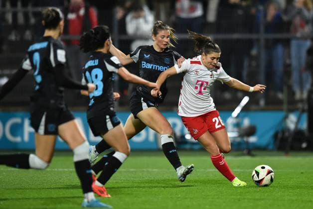 iFußball Google Pixel Frauen-Bundesliga Saison 2024 2025 8. Spieltag: 1. FC Köln - Bayer 04 Leverkusen am 01.11.2024 im Franz-Kremer-Stadion in Köln Karolina Lea Vilhjalmsdottir ( Bayer 04 Leverkusen ), links - Martyna Wiankowska ( 1. FC Köln ), rechts DFB regulations prohibit any use of photographs as image sequences and or quasi-video. Nordrhein-Westfalen Deutschland