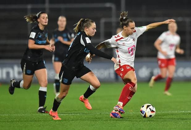 Fußball Google Pixel Frauen-Bundesliga Saison 2024 2025 8. Spieltag: 1. FC Köln - Bayer 04 Leverkusen am 01.11.2024 im Franz-Kremer-Stadion in Köln Janou Johanna Theodora Levels ( Bayer 04 Leverkusen ), links - Dora Zeller ( 1. FC Köln ), rechts DFB regulations prohibit any use of photographs as image sequences and or quasi-video. Nordrhein-Westfalen Deutschland