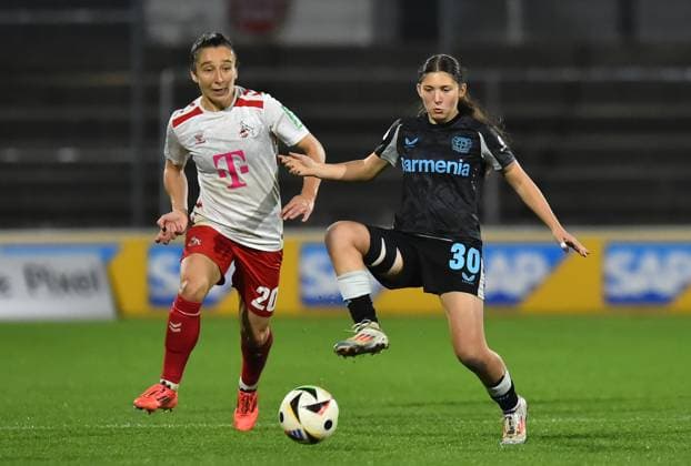Fußball Google Pixel Frauen-Bundesliga Saison 2024 2025 8. Spieltag: 1. FC Köln - Bayer 04 Leverkusen am 01.11.2024 im Franz-Kremer-Stadion in Köln Sylwia Matysik ( 1. FC Köln ), links - Ida Daedelow ( Bayer 04 Leverkusen ), rechts DFB regulations prohibit any use of photographs as image sequences and or quasi-video. Nordrhein-Westfalen Deutschland