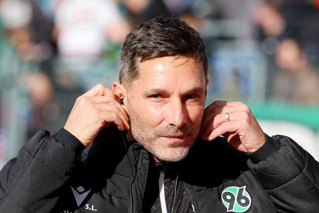 Trainer Stefan Leitl (Hannover 96) schaut, 2. Bundesliga, Hannover 96 vs Karlsruher SC, Heinz von Heiden Arena am 02. November 2024 in Hannover, Deutschland. (Foto von Marco Steinbrenner DeFodi Images) Trainer Stefan Leitl (Hannover 96) looks on, 2. Bundesliga, Hannover 96 vs Karlsruher SC, Heinz von Heiden Arena, November 2, 2024 in Hanover, Germany. (Photo by Marco Steinbrenner DeFodi Images) DFB DFL REGULATIONS PROHIBIT ANY USE OF PHOTOGRAPHS AS IMAGE SEQUENCES AND OR QUASI-VIDEO. not used in POL SRB CRO FRA GBR NED ITA USA Defodi-700_hannover_ksc_20241102_002