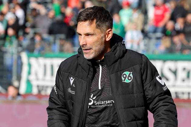 Trainer Stefan Leitl (Hannover 96) schaut, 2. Bundesliga, Hannover 96 vs Karlsruher SC, Heinz von Heiden Arena am 02. November 2024 in Hannover, Deutschland. (Foto von Marco Steinbrenner DeFodi Images) Trainer Stefan Leitl (Hannover 96) looks on, 2. Bundesliga, Hannover 96 vs Karlsruher SC, Heinz von Heiden Arena, November 2, 2024 in Hanover, Germany. (Photo by Marco Steinbrenner DeFodi Images) DFB DFL REGULATIONS PROHIBIT ANY USE OF PHOTOGRAPHS AS IMAGE SEQUENCES AND OR QUASI-VIDEO. not used in POL SRB CRO FRA GBR NED ITA USA Defodi-700_hannover_ksc_20241102_003