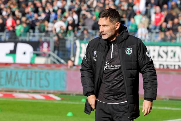 Trainer Stefan Leitl (Hannover 96) schaut, 2. Bundesliga, Hannover 96 vs Karlsruher SC, Heinz von Heiden Arena am 02. November 2024 in Hannover, Deutschland. (Foto von Marco Steinbrenner DeFodi Images) Trainer Stefan Leitl (Hannover 96) looks on, 2. Bundesliga, Hannover 96 vs Karlsruher SC, Heinz von Heiden Arena, November 2, 2024 in Hanover, Germany. (Photo by Marco Steinbrenner DeFodi Images) DFB DFL REGULATIONS PROHIBIT ANY USE OF PHOTOGRAPHS AS IMAGE SEQUENCES AND OR QUASI-VIDEO. not used in POL SRB CRO FRA GBR NED ITA USA Defodi-700_hannover_ksc_20241102_004