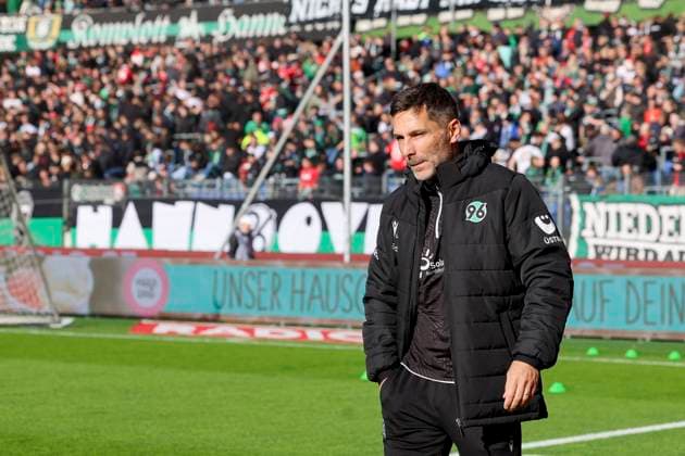 Trainer Stefan Leitl (Hannover 96) schaut, 2. Bundesliga, Hannover 96 vs Karlsruher SC, Heinz von Heiden Arena am 02. November 2024 in Hannover, Deutschland. (Foto von Marco Steinbrenner DeFodi Images) Trainer Stefan Leitl (Hannover 96) looks on, 2. Bundesliga, Hannover 96 vs Karlsruher SC, Heinz von Heiden Arena, November 2, 2024 in Hanover, Germany. (Photo by Marco Steinbrenner DeFodi Images) DFB DFL REGULATIONS PROHIBIT ANY USE OF PHOTOGRAPHS AS IMAGE SEQUENCES AND OR QUASI-VIDEO. not used in POL SRB CRO FRA GBR NED ITA USA Defodi-700_hannover_ksc_20241102_005