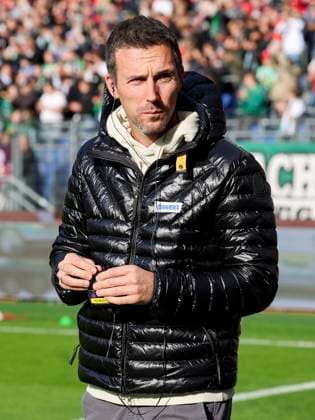 Trainer Christian Eichner (Karlsruher SC) schaut, 2. Bundesliga, Hannover 96 vs Karlsruher SC, Heinz von Heiden Arena am 02. November 2024 in Hannover, Deutschland. (Foto von Marco Steinbrenner DeFodi Images) Trainer Christian Eichner (Karlsruher SC) looks on, 2. Bundesliga, Hannover 96 vs Karlsruher SC, Heinz von Heiden Arena, November 2, 2024 in Hanover, Germany. (Photo by Marco Steinbrenner DeFodi Images) DFB DFL REGULATIONS PROHIBIT ANY USE OF PHOTOGRAPHS AS IMAGE SEQUENCES AND OR QUASI-VIDEO. not used in POL SRB CRO FRA GBR NED ITA USA Defodi-700_hannover_ksc_20241102_008