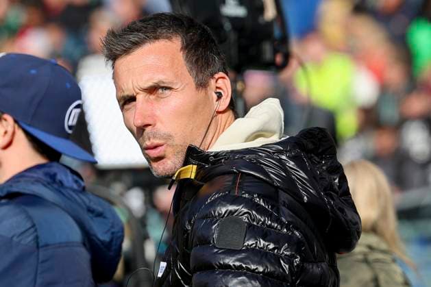 Trainer Christian Eichner (Karlsruher SC) schaut, 2. Bundesliga, Hannover 96 vs Karlsruher SC, Heinz von Heiden Arena am 02. November 2024 in Hannover, Deutschland. (Foto von Marco Steinbrenner DeFodi Images) Trainer Christian Eichner (Karlsruher SC) looks on, 2. Bundesliga, Hannover 96 vs Karlsruher SC, Heinz von Heiden Arena, November 2, 2024 in Hanover, Germany. (Photo by Marco Steinbrenner DeFodi Images) DFB DFL REGULATIONS PROHIBIT ANY USE OF PHOTOGRAPHS AS IMAGE SEQUENCES AND OR QUASI-VIDEO. not used in POL SRB CRO FRA GBR NED ITA USA Defodi-700_hannover_ksc_20241102_009