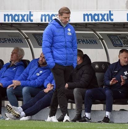 02.11.2024, xhbx, Fussball 2.Bundesliga, Spvgg Greuther Fuerth - SV Darmstadt 98 emspor, v.l. Trainer Florian Kohfeldt (SV Darmstadt 98) enttaeuscht, enttaeuscht schauend, dissapointed (DFL DFB REGULATIONS PROHIBIT ANY USE OF PHOTOGRAPHS as IMAGE SEQUENCES and or QUASI-VIDEO) Fuerth