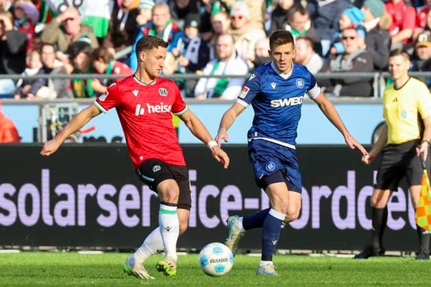 Fabian Kunze (Hannover 96) und Marvin Wanitzek (Karlsruher SC) kaempfen um den Ball, 2. Bundesliga, Hannover 96 vs Karlsruher SC, Heinz von Heiden Arena am 02. November 2024 in Hannover, Deutschland. (Foto von Marco Steinbrenner DeFodi Images) Fabian Kunze (Hannover 96) und Marvin Wanitzek (Karlsruher SC) battle for the ball, 2. Bundesliga, Hannover 96 vs Karlsruher SC, Heinz von Heiden Arena, November 2, 2024 in Hanover, Germany. (Photo by Marco Steinbrenner DeFodi Images) DFB DFL REGULATIONS PROHIBIT ANY USE OF PHOTOGRAPHS AS IMAGE SEQUENCES AND OR QUASI-VIDEO. not used in POL SRB CRO FRA GBR NED ITA USA Defodi-700_hannover_ksc_20241102_013