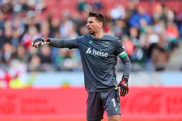 Torhueter Ron-Robert Zieler (Hannover 96) gestikuliert, 2. Bundesliga, Hannover 96 vs Karlsruher SC, Heinz von Heiden Arena am 02. November 2024 in Hannover, Deutschland. (Foto von Marco Steinbrenner DeFodi Images) Torhueter Ron-Robert Zieler (Hannover 96) gestures, 2. Bundesliga, Hannover 96 vs Karlsruher SC, Heinz von Heiden Arena, November 2, 2024 in Hanover, Germany. (Photo by Marco Steinbrenner DeFodi Images) DFB DFL REGULATIONS PROHIBIT ANY USE OF PHOTOGRAPHS AS IMAGE SEQUENCES AND OR QUASI-VIDEO. not used in POL SRB CRO FRA GBR NED ITA USA Defodi-700_hannover_ksc_20241102_014