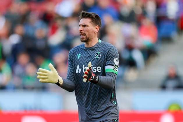 Torhueter Ron-Robert Zieler (Hannover 96) jubelt, 2. Bundesliga, Hannover 96 vs Karlsruher SC, Heinz von Heiden Arena am 02. November 2024 in Hannover, Deutschland. (Foto von Marco Steinbrenner DeFodi Images) Torhueter Ron-Robert Zieler (Hannover 96) cheers, 2. Bundesliga, Hannover 96 vs Karlsruher SC, Heinz von Heiden Arena, November 2, 2024 in Hanover, Germany. (Photo by Marco Steinbrenner DeFodi Images) DFB DFL REGULATIONS PROHIBIT ANY USE OF PHOTOGRAPHS AS IMAGE SEQUENCES AND OR QUASI-VIDEO. not used in POL SRB CRO FRA GBR NED ITA USA Defodi-700_hannover_ksc_20241102_015