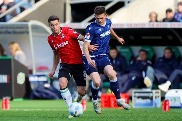 Enzo Leopold (Hannover 96) und Marvin Wanitzek (Karlsruher SC) kaempfen um den Ball, 2. Bundesliga, Hannover 96 vs Karlsruher SC, Heinz von Heiden Arena am 02. November 2024 in Hannover, Deutschland. (Foto von Marco Steinbrenner DeFodi Images) Enzo Leopold (Hannover 96) und Marvin Wanitzek (Karlsruher SC) battle for the ball, 2. Bundesliga, Hannover 96 vs Karlsruher SC, Heinz von Heiden Arena, November 2, 2024 in Hanover, Germany. (Photo by Marco Steinbrenner DeFodi Images) DFB DFL REGULATIONS PROHIBIT ANY USE OF PHOTOGRAPHS AS IMAGE SEQUENCES AND OR QUASI-VIDEO. not used in POL SRB CRO FRA GBR NED ITA USA Defodi-700_hannover_ksc_20241102_016